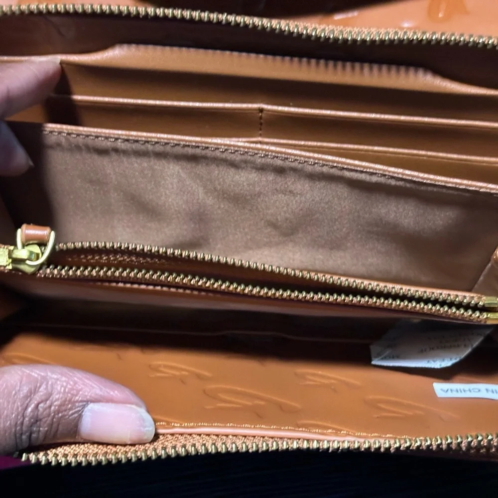 Elegant Tan Crossbody Bag with Wallet - Picture 4 of 9